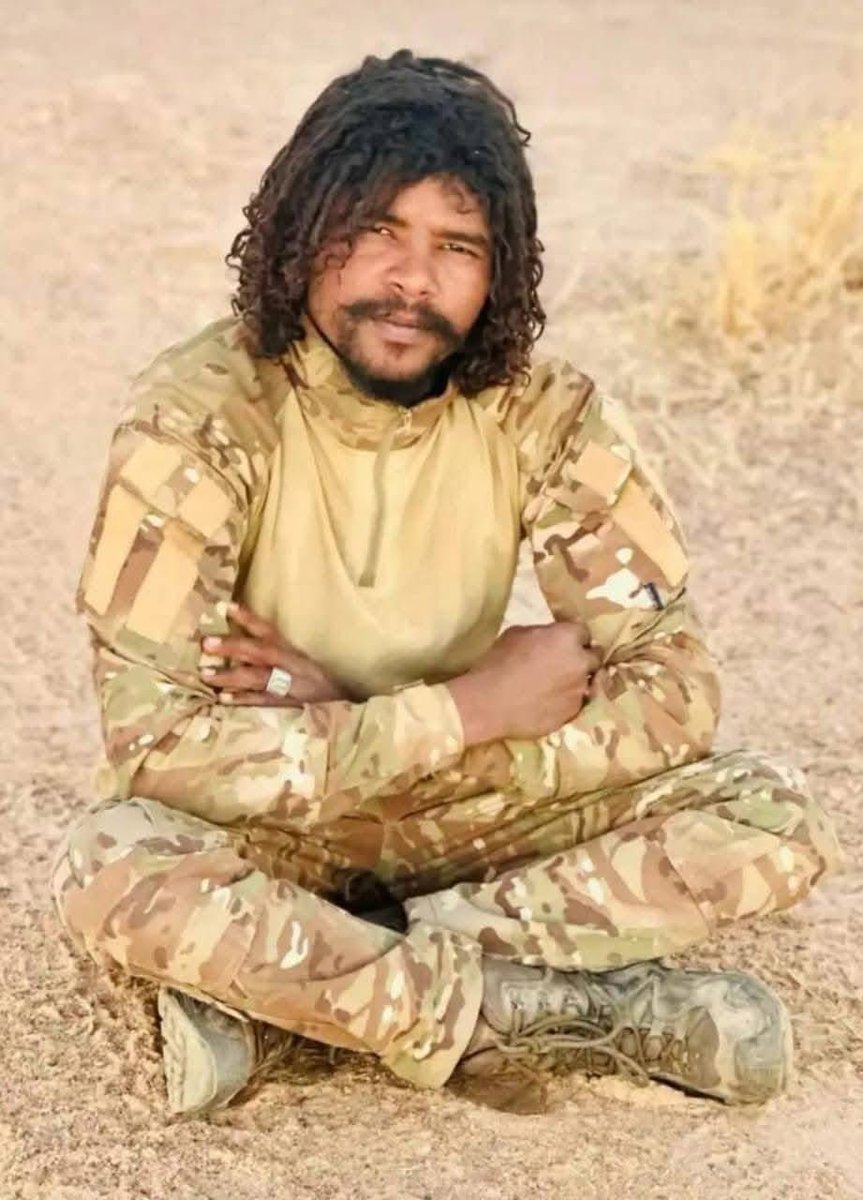 "أين قائد فرقتكم؟"
"لا أعلم"
"ومن تكون أنت؟"
"أنا برتاوي"
يقوم عنصر المليشيا بتوجيه فوهة المسدس إلى صدره والإستعداد لإطلاق النار.

"بالله عليك، لا تقتلني" 💔

ثم يرديه قتيلاً ..

هكذا يُختَصر المشهد بين سؤال وجواب، بين حياة تُزهق بلا ذنب ودم يسفك لأنه ينتمي لقبيلة بعينها.

إنها