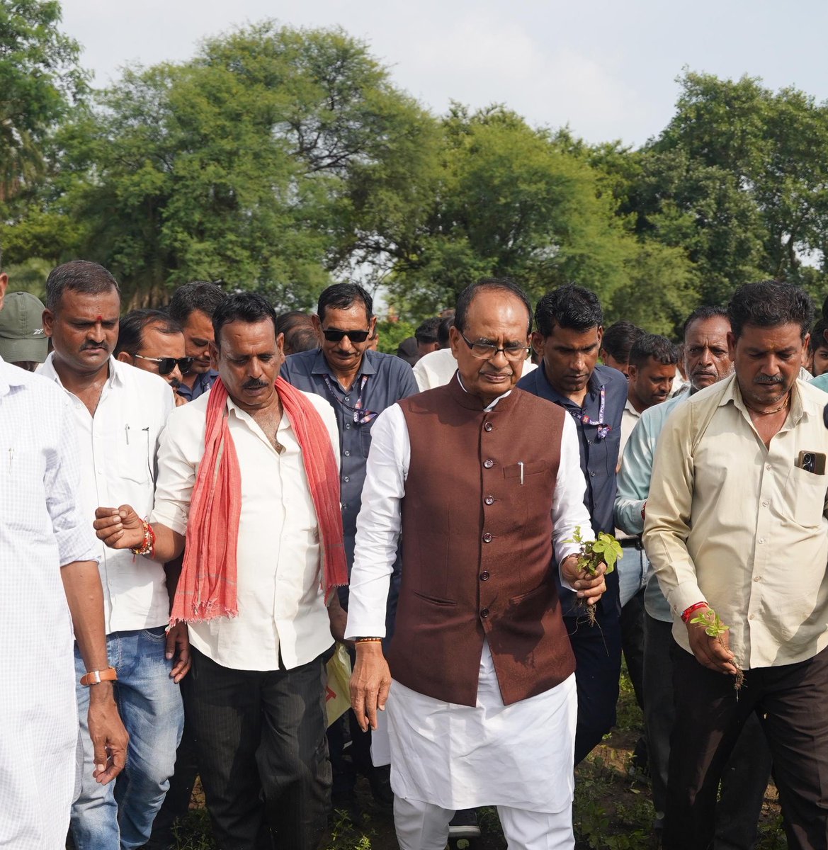 Office of Shivraj (@officeofssc) on Twitter photo माननीय केंद्रीय मंत्री श्री <a href="/ChouhanShivraj/">Shivraj Singh Chouhan</a> जी ने आज विदिशा के छीरखेड़ी में कीटनाशक से खराब हुई सोयाबीन की फसल का अवलोकन किया। माननीय केंद्रीय मंत्री श्री <a href="/ChouhanShivraj/">Shivraj Singh Chouhan</a> जी ने आज विदिशा के छीरखेड़ी में कीटनाशक से खराब हुई सोयाबीन की फसल का अवलोकन किया।