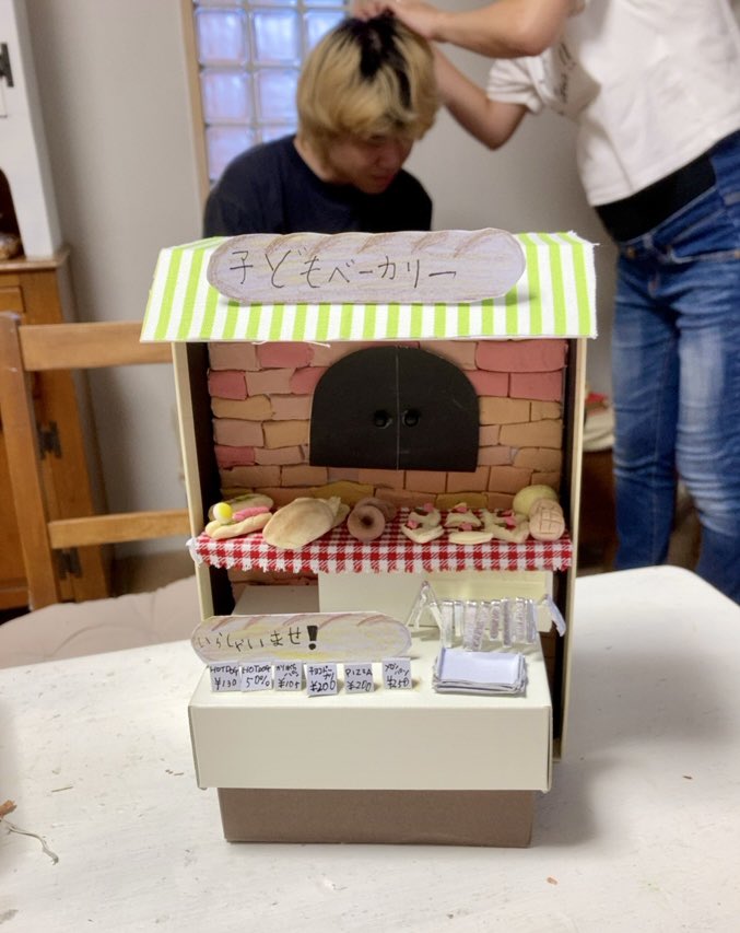 hagpy's tweet photo. 今日は孫のみーちゃんが来て
夏休みの宿題の工作に
パン屋の貯金箱を
うちの嫁さんと作りました。
墓参りから帰ってきた
長男は、後ろで奥さんに
白髪を抜いてもらっています。（笑） https://t.co/xeTL3s4OiW