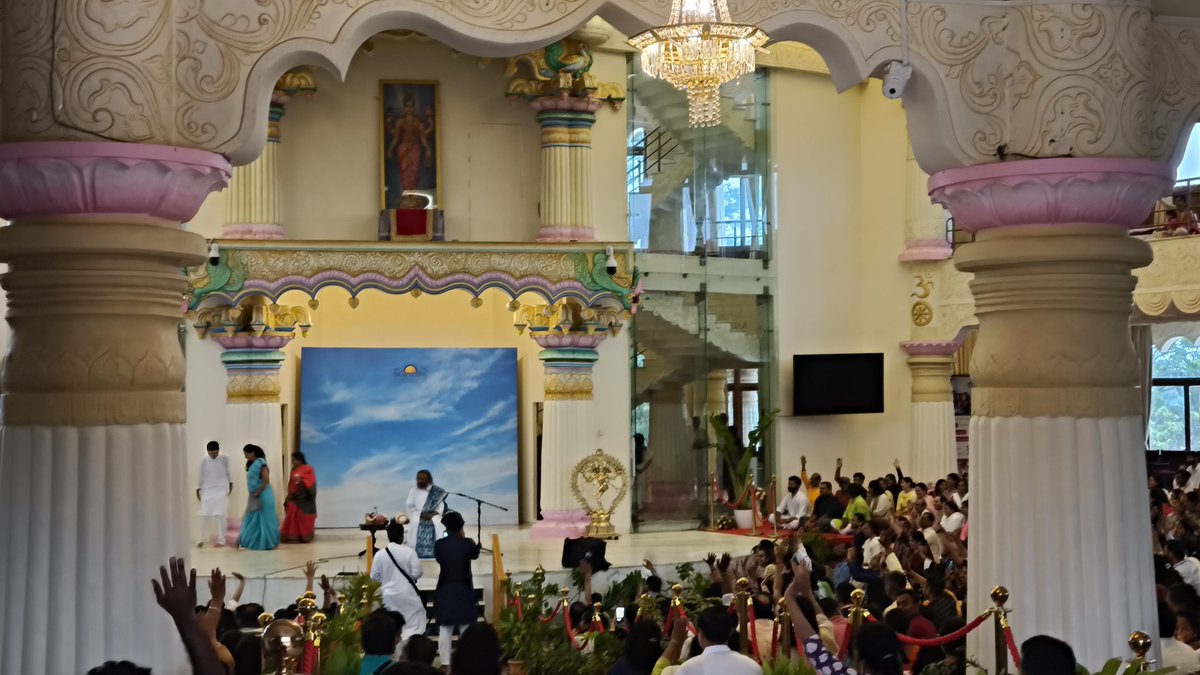NambiarRajeev's tweet image. You can get all your problems here, but you can&apos;t take it back. 
Have patience and the faith that everything will be fine, it will be. -@Gurudev speaking to @ArtofLiving #HappinessProgram participants of Bangalore
