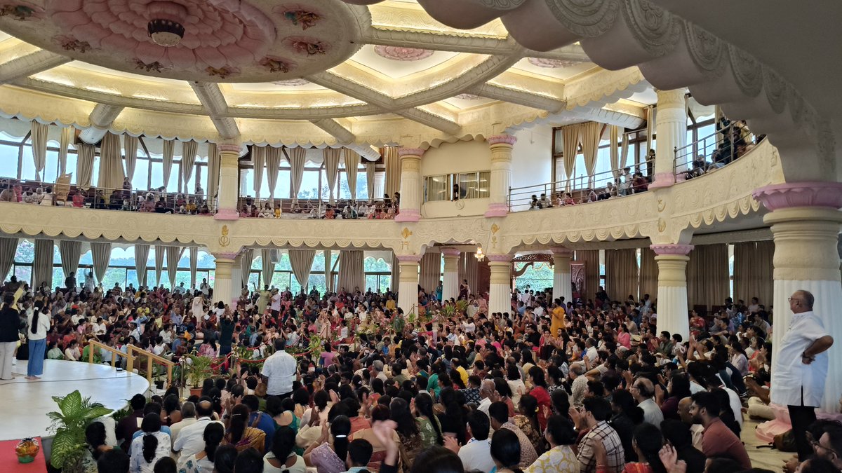 NambiarRajeev's tweet image. You can get all your problems here, but you can&apos;t take it back. 
Have patience and the faith that everything will be fine, it will be. -@Gurudev speaking to @ArtofLiving #HappinessProgram participants of Bangalore