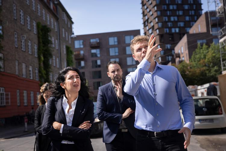 🇸🇪 Szwedzcy socjaldemokraci planują wybudowanie kilkuset tysięcy mieszkań na wynajm w bogatych dzielnicach, żeby wymieszać populację lokalną z imigrantami. Projekt prowadzi 35-letnia Lawen Redar, kurdyjska posłanka do Riksdagu, partyjna rzecznik ds. polityki kulturalnej.
Ona sama