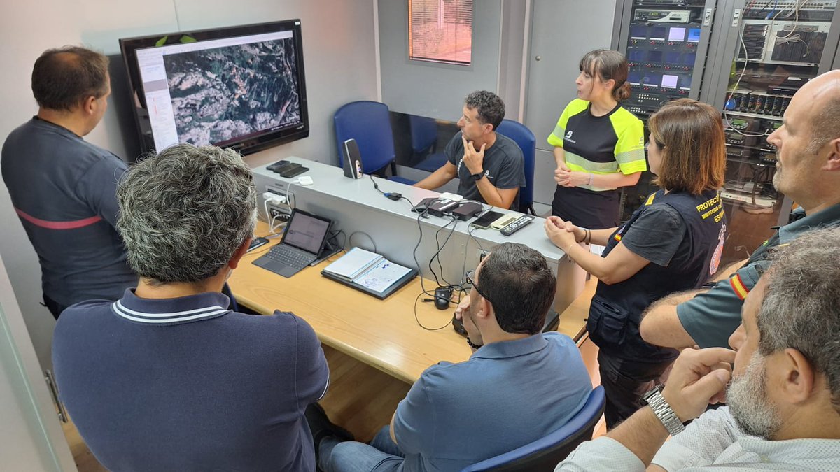 La delegada del Gobierno acompaña al presidente de Asturias en su visita al Puesto de Mando Avanzado situado en Cangas del Narcea.

Se contabilizan en Asturias 12 incendios forestales, 6 activos, 4 que están controlados y 2 estabilizados.