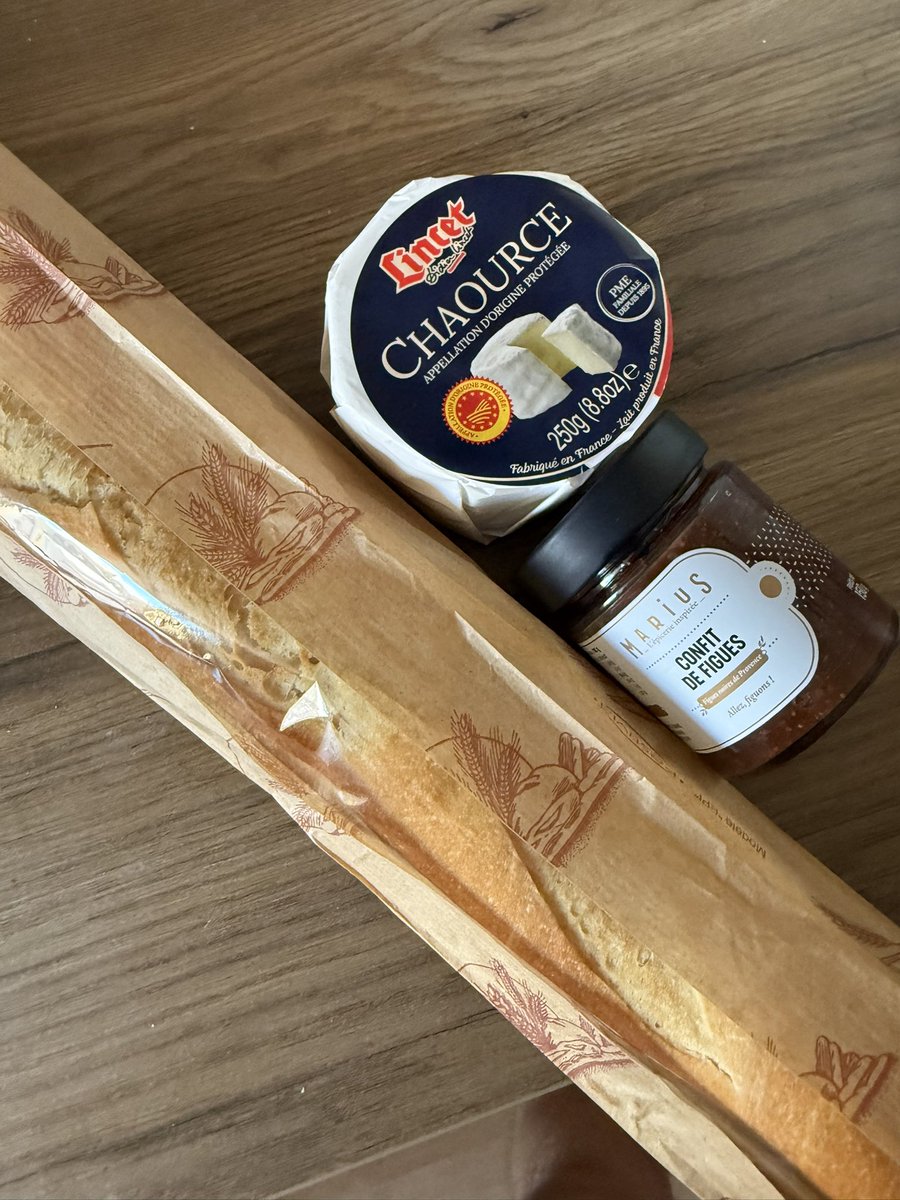 Tornato a casa con cibo francese e il guizzo necessario per cambiare tutto l’arredamento