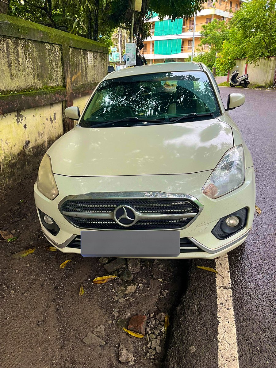 Akanessen's tweet photo. どこぞの島に行ってきました。
車のロゴをベンツ風に変えちゃうくらい遊び心のある国の島です。雨季のためずっと天気悪く島っぽいことはできずでしたが。

最後の写真は、帰りのフライトが到着地の天候不良により別空港に一時着陸したあげく、再出発が4時間後になると聞いて絶望してる絵です🥶 https://t.co/P4mfLl1scu
