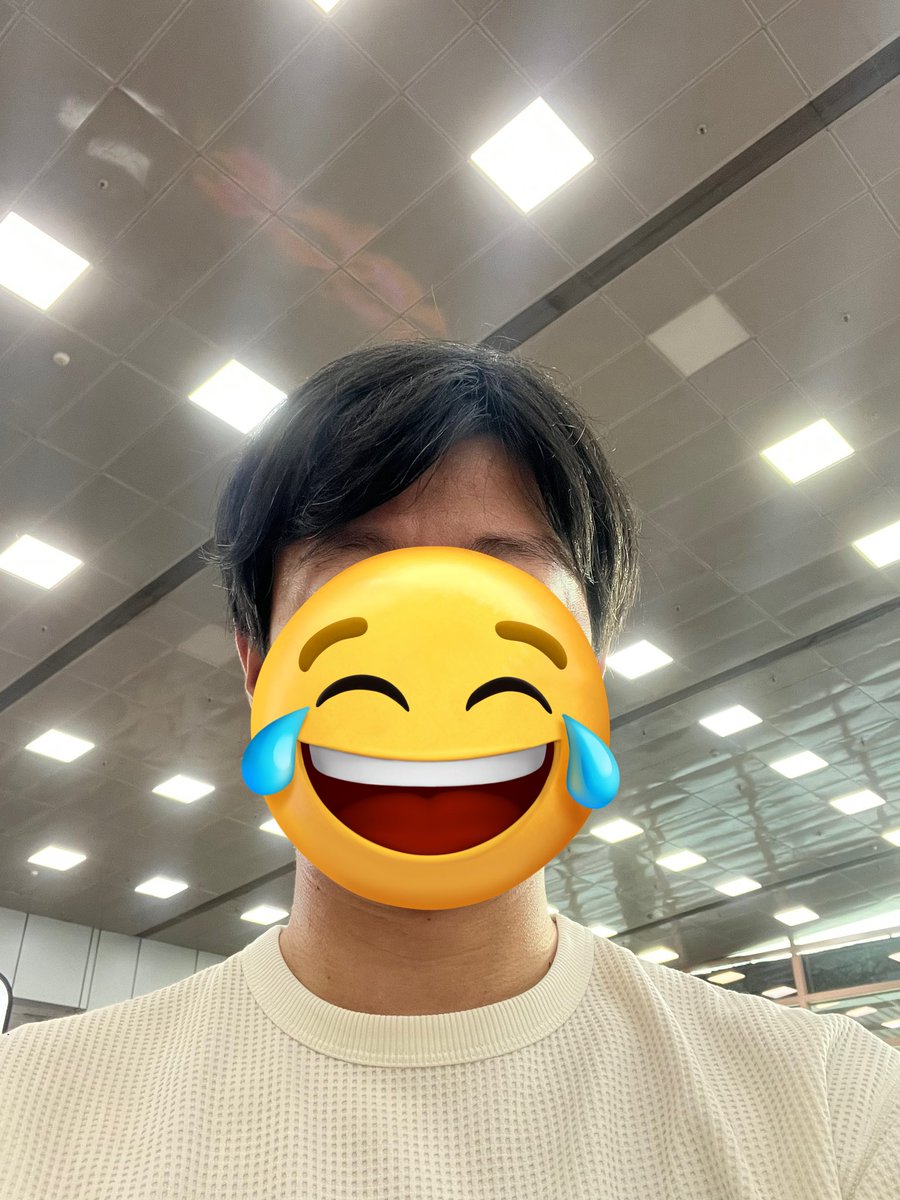 どこぞの島に行ってきました。
車のロゴをベンツ風に変えちゃうくらい遊び心のある国の島です。雨季のためずっと天気悪く島っぽいことはできずでしたが。

最後の写真は、帰りのフライトが到着地の天候不良により別空港に一時着陸したあげく、再出発が4時間後になると聞いて絶望してる絵です🥶