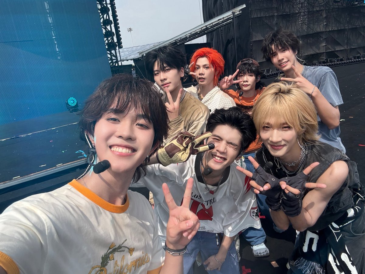NexT1DEofficial's tweet photo. Notes converge, energetic songs and dynamic dances ❤️‍🔥
Sweetness sprinkles everywhere with every jump 🍬
Danced super high today~ See you next time! 🥳
#NexT1DE #OneHeartNewAdventure #NexT1DEfirstalbum
#DORN #THIO #HUYETAO #SHEN #OMAR #XIONG #YAOZIHAO https://t.co/eTQtEtsy9z