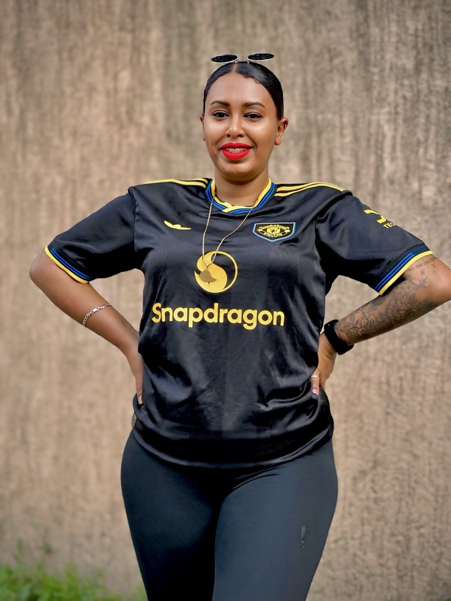 nebita26's tweet photo. And just like that The Premier League is BACK today!🤩

Never been this excited for a season in years. Something feels fresh and positive.

2025/26… bring it on. @ManUtd  🖤💛
#MUFC_FAMILY #MUNARS https://t.co/X3kZ0Tt2jM