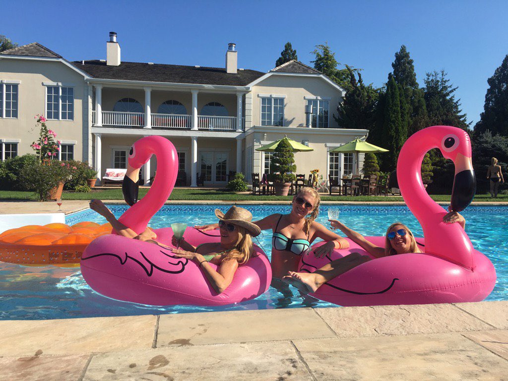 Ramona_Singer6's tweet image. Great day for the #pool #PoolFloats