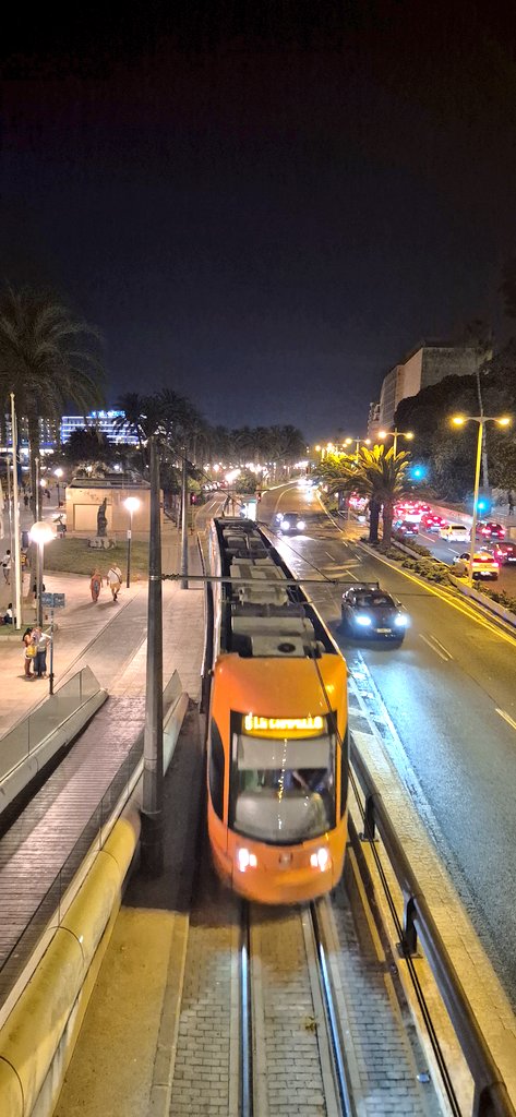 jjizquierdo2012's tweet photo. Si el tranvía cabe junto a la Playa del Postiguet en Alicante.
El tranvía cabe en La Manga hasta Puerto Tomás Maestre.

Fijaos en la anchura de la plataforma por donde pasa el 🚋

#TrenDelMarMenor https://t.co/HmHIVqGdk4