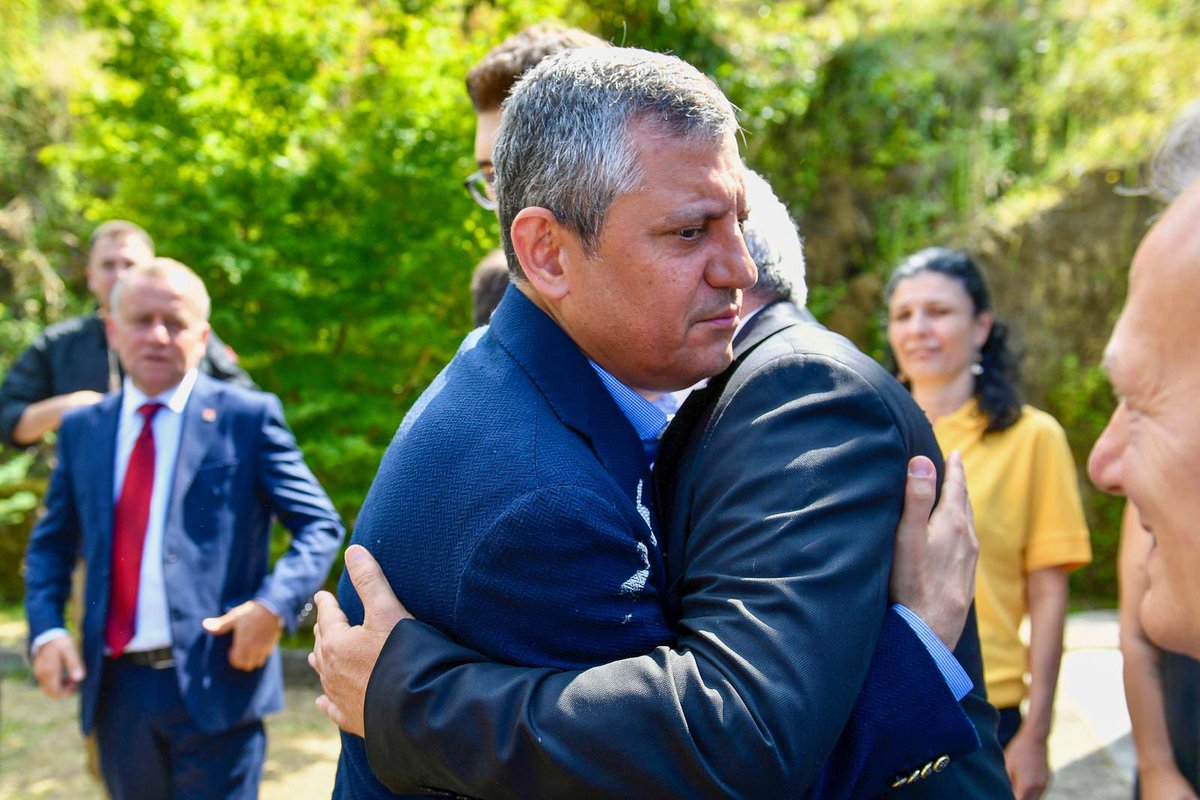 herkesicinCHP's tweet photo. Genel Başkanımız Özgür Özel, Trabzon’da geçtiğimiz günlerde annesini kaybeden Türk Eczacıları Birliği 33. ve 34. Dönem Genel Sekreteri, yakın arkadaşı Sabih Tekin Çağlar’a taziye ziyaretinde bulundu. https://t.co/ptsAjUjB3d