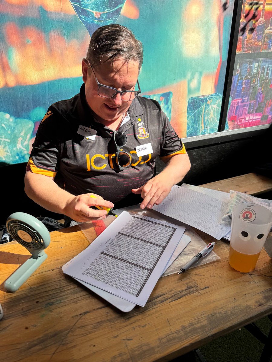 ⭐️ This is what it's all about. 

❤️ Nick got to FEST early, grabbed a pint in the sun, unveiled a pocket fan and brought out 15 spreadsheets to work through to help pick his team.

🦾 Legend #fpl