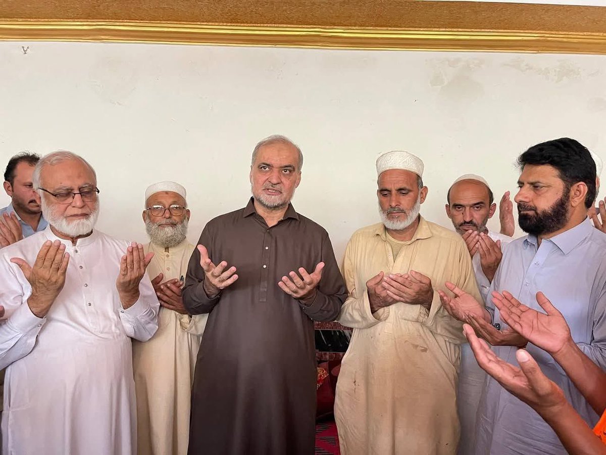 AlkhidmatOrg's tweet photo. بونیر: امیر جماعت اسلامی پاکستان حافظ نعیم الرحمن اور ڈاکٹر حفیظ الرحمن صدر الخدمت فاؤنڈیشن پاکستان نے گاؤں بیشونئی پیربابا کا دورہ کیا، 

جہاں انہوں نے سیلاب سے متاثرہ خاندانوں سے ملاقات کی، شہداء کے ایصالِ ثواب کے لیے فاتحہ خوانی کی اور لواحقین سے دلی تعزیت کا اظہار کیا۔

#AlkhidmatFloodResponse