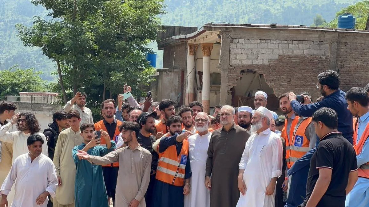 AlkhidmatOrg's tweet photo. بونیر: امیر جماعت اسلامی پاکستان حافظ نعیم الرحمن اور ڈاکٹر حفیظ الرحمن صدر الخدمت فاؤنڈیشن پاکستان نے گاؤں بیشونئی پیربابا کا دورہ کیا، 

جہاں انہوں نے سیلاب سے متاثرہ خاندانوں سے ملاقات کی، شہداء کے ایصالِ ثواب کے لیے فاتحہ خوانی کی اور لواحقین سے دلی تعزیت کا اظہار کیا۔

#AlkhidmatFloodResponse