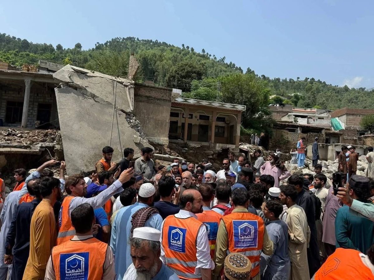 AlkhidmatOrg's tweet photo. بونیر: امیر جماعت اسلامی پاکستان حافظ نعیم الرحمن اور ڈاکٹر حفیظ الرحمن صدر الخدمت فاؤنڈیشن پاکستان نے گاؤں بیشونئی پیربابا کا دورہ کیا، 

جہاں انہوں نے سیلاب سے متاثرہ خاندانوں سے ملاقات کی، شہداء کے ایصالِ ثواب کے لیے فاتحہ خوانی کی اور لواحقین سے دلی تعزیت کا اظہار کیا۔

#AlkhidmatFloodResponse