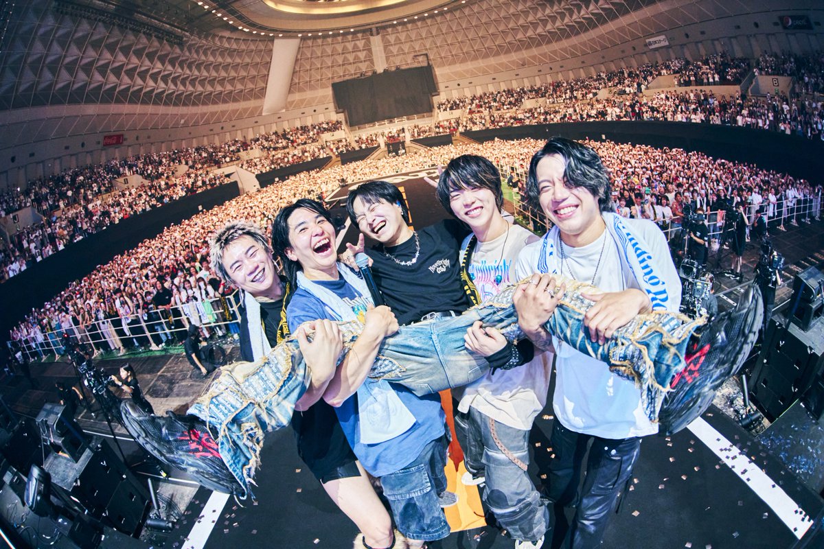 「家族みたいなバンドをやろうな！」
今のメンバーになった時に約束したこの言葉。
俺たちはもうすっかり家族だな。
メジャーデビュー5周年の日を大好きな人たちと過ごせて良かった。本当によかった。
たくさんの愛をありがとうございました！！
#Novelbrightメジャーデビュー5周年