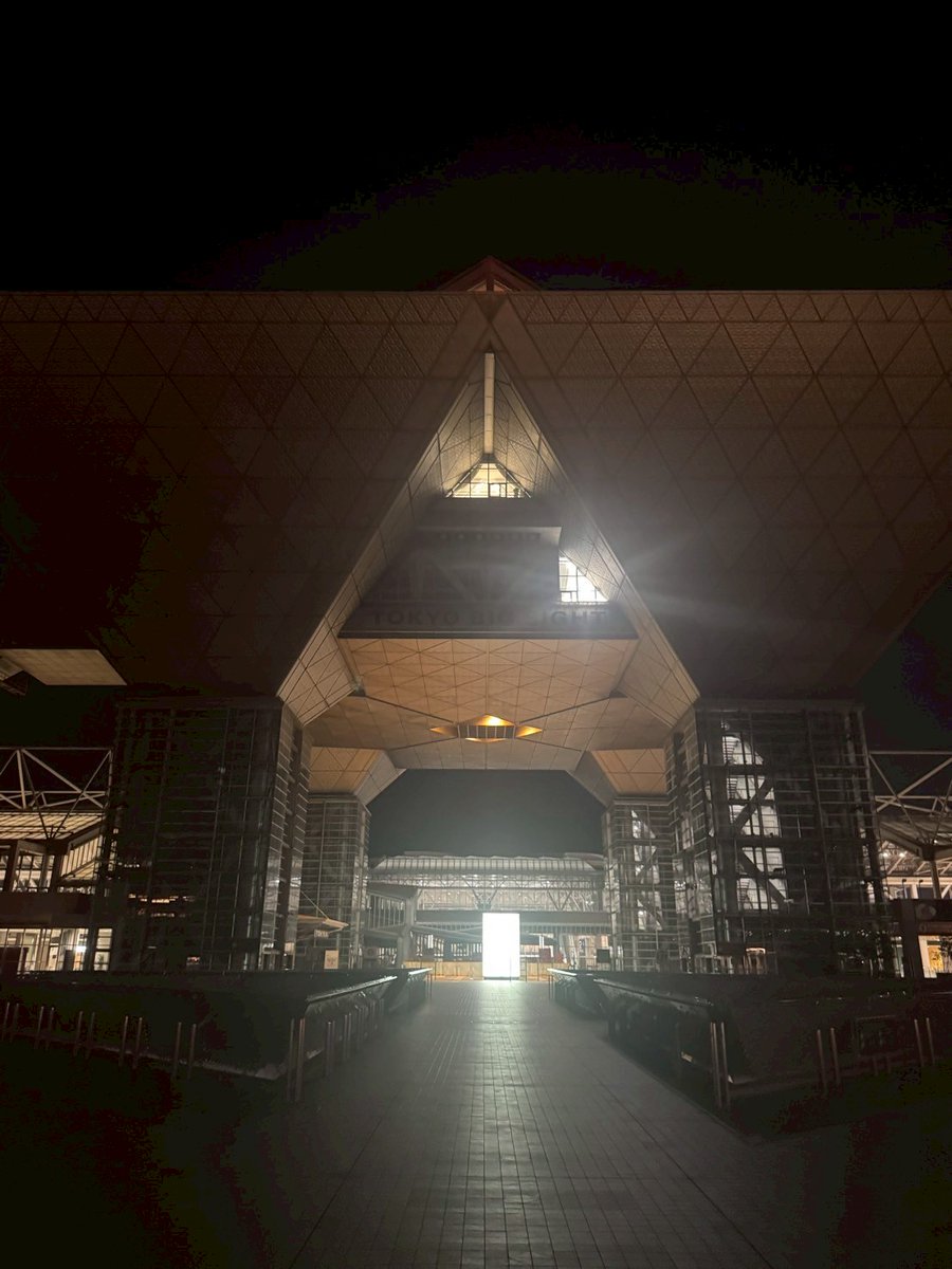 comiketofficial's tweet photo. ㉑ 50周年、そして知命のC107。偶然にも煩悩の数よりひとつだけ少ないのは、尽きることのない表現への欲求でしょうか。次回も素敵な表現との出会いがあることを願い、ご挨拶の結びとさせていただきます。冬の聖地ビッグサイトで、またお会いしましょう。 #CMK50th https://t.co/NPbmErb0kr