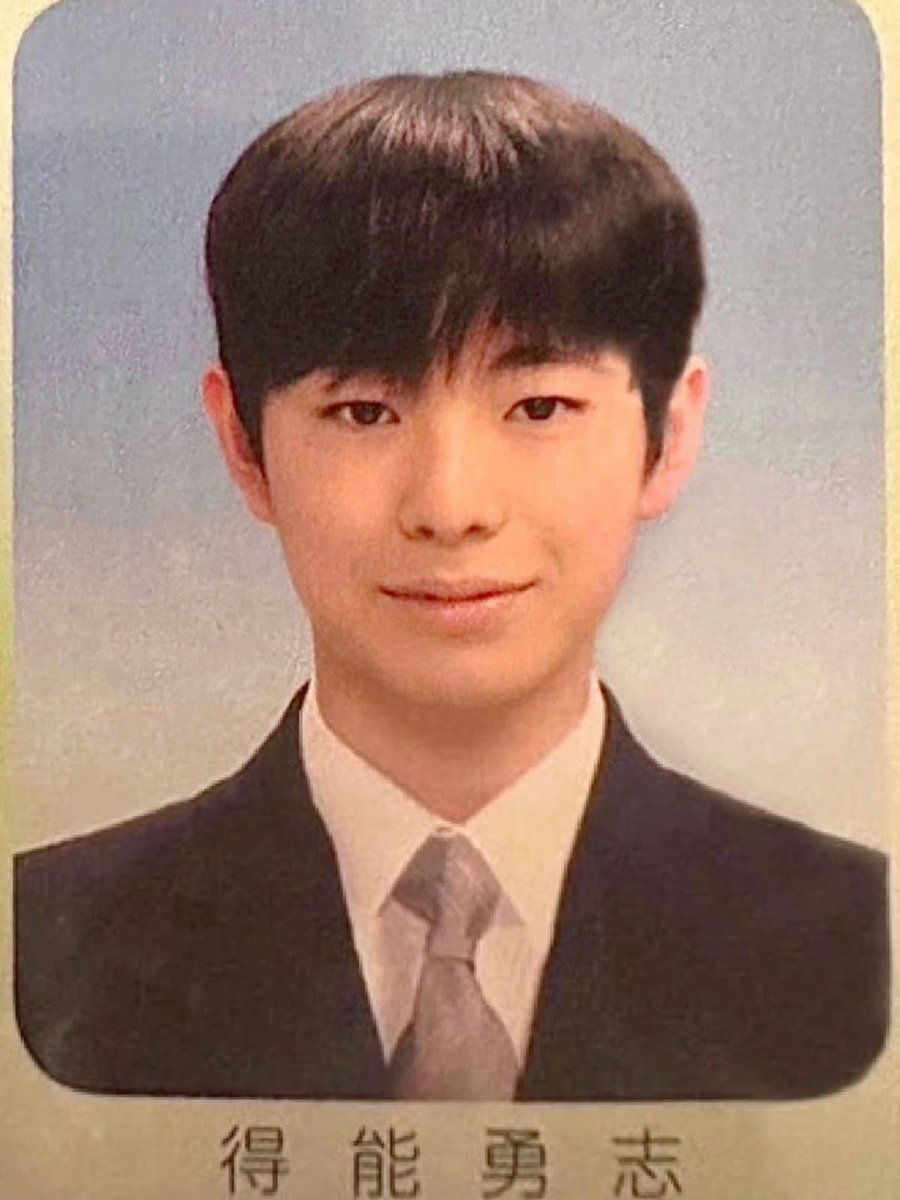 3년 뒤
의젓하게 입을 닫고 웃음