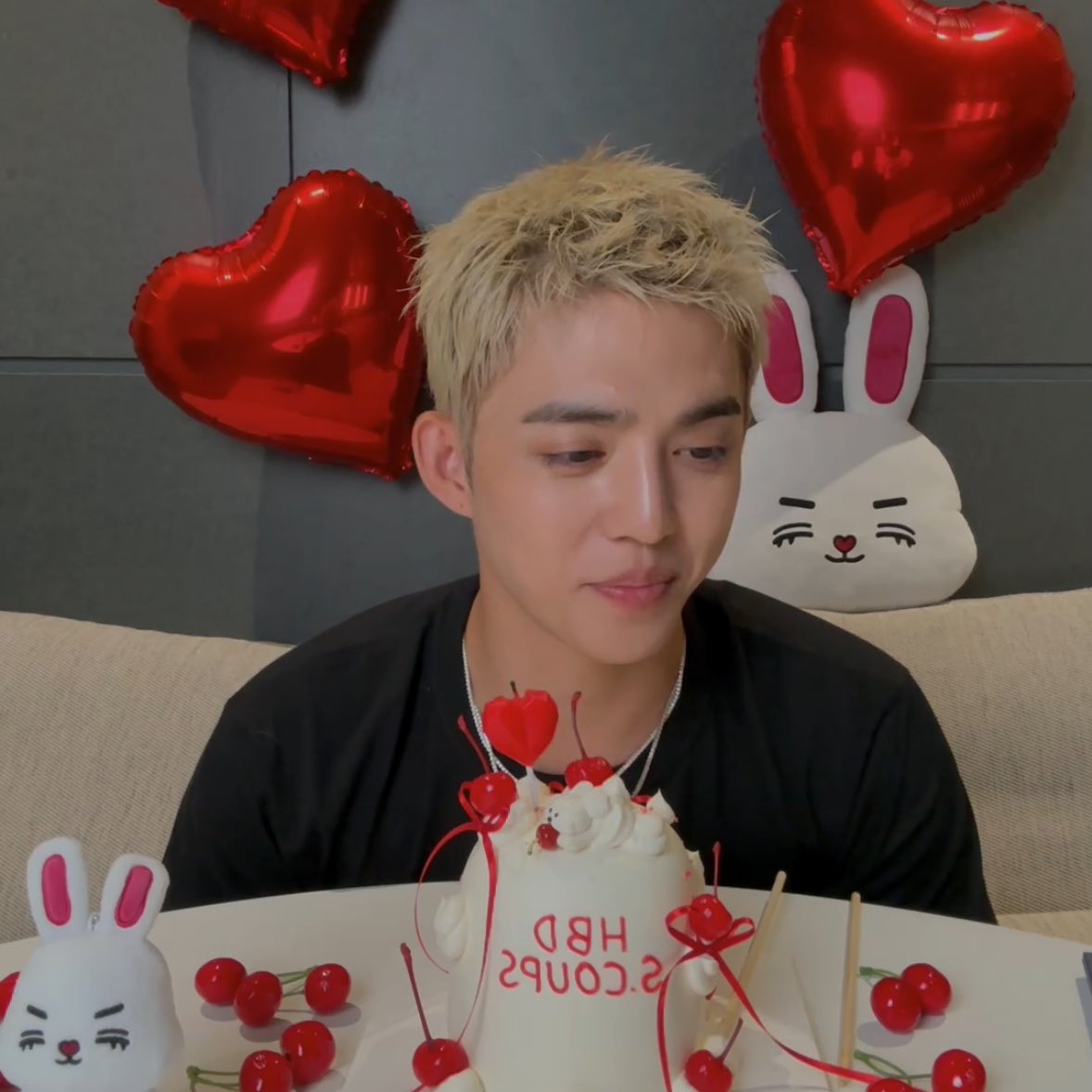 아니... 사람이 단 몇일만에
얼굴색이 바뀔수가 잇는거냐고요 와