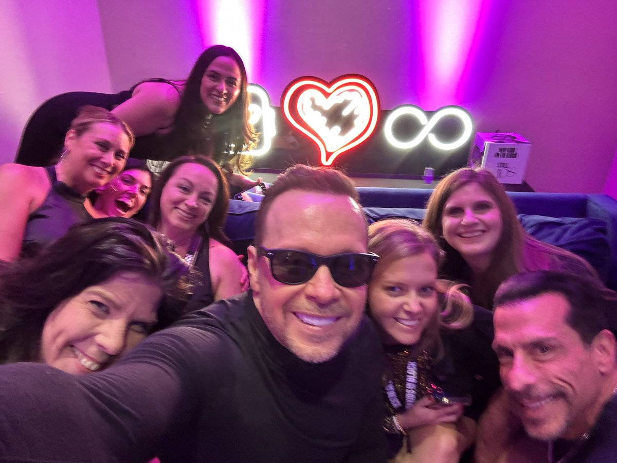 EditorDenise's tweet photo. @DonnieWahlberg Thank YOU for another amazing year! Happy birthday, Donnie! 💝 https://t.co/NqRCRIha8m