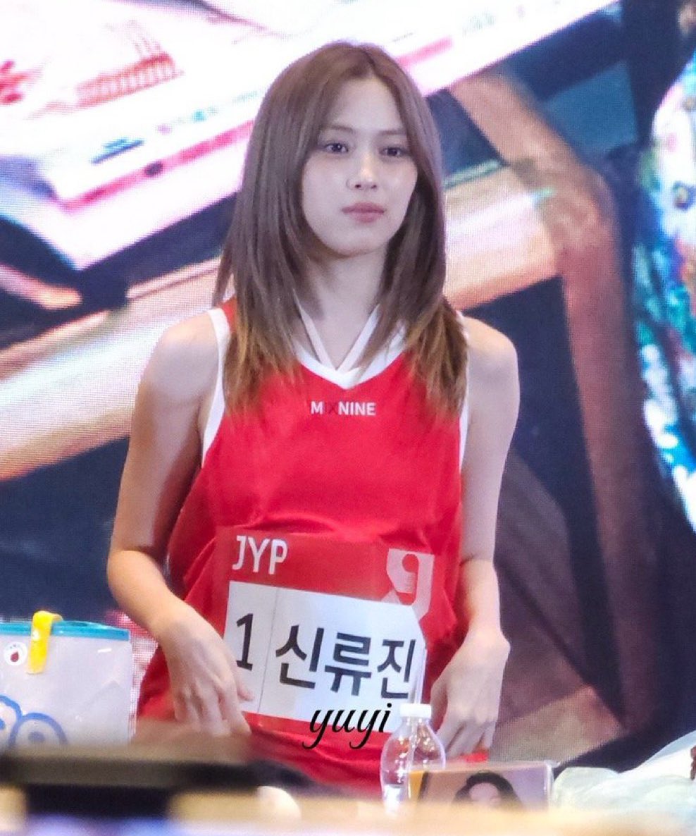 itzypopbase's tweet photo. ITZY’s Ryujin wearing her MIXNINE jersey today in China. https://t.co/FncGnSi4x0
