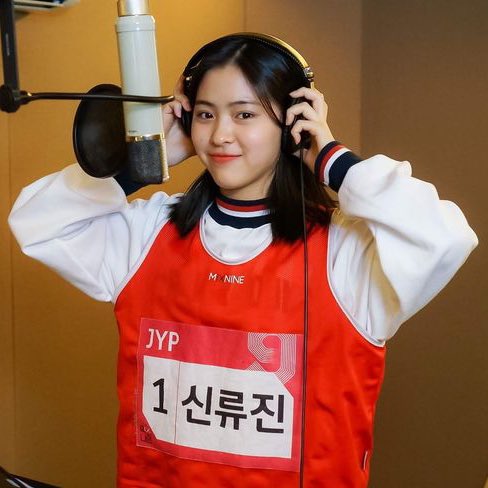 itzypopbase's tweet photo. ITZY’s Ryujin wearing her MIXNINE jersey today in China. https://t.co/FncGnSi4x0
