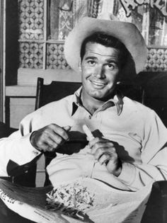 cwest0583's tweet image. #ICE #signingbonus #studentloans

Uncle Sam. Miami Vice. When it comes to recruiting new Immigration and Customs Enforcement officers, Trump admin creative. Social-media campaign tout immigration enforcement as opportunity for father-son bonding and to “deport illegals with your