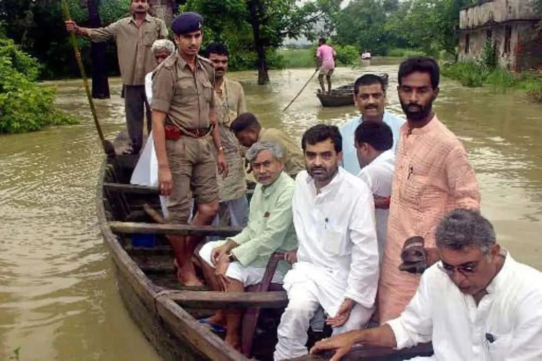 जब तक ये दो सच्चे समाजवादी जिन्दा है बिहार में ललटेन नहीं जलेगा । 2020 में चिराग कांड तो लगभग तेजस्वी को मुख्यमंत्री बना ही दिया था की बड़का भाई को छोटका भाई के पास फोन आता है जाओ,ओवैसी और मायावती के साथ गठबंधन कर सिंमानचल में राजद को हराओ और सिंमानचल के लगभग विधानसभा से ललटेन