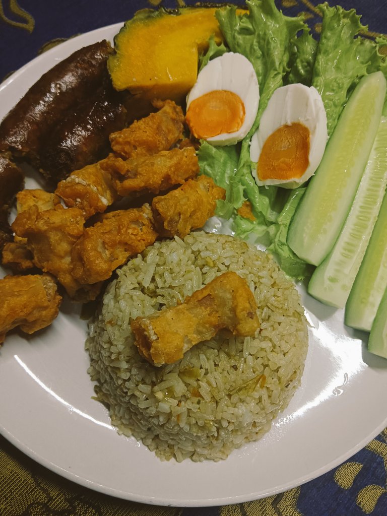 ข้าวผัดน้ำพริกหนุ่ม และเครื่องเคราเท่าที่จะหาได้ในตู้เย็น 😌