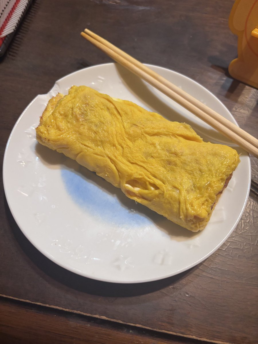 不格好だし皿割れてるけどうめえな😌
卵焼き初挑戦(？)したZE