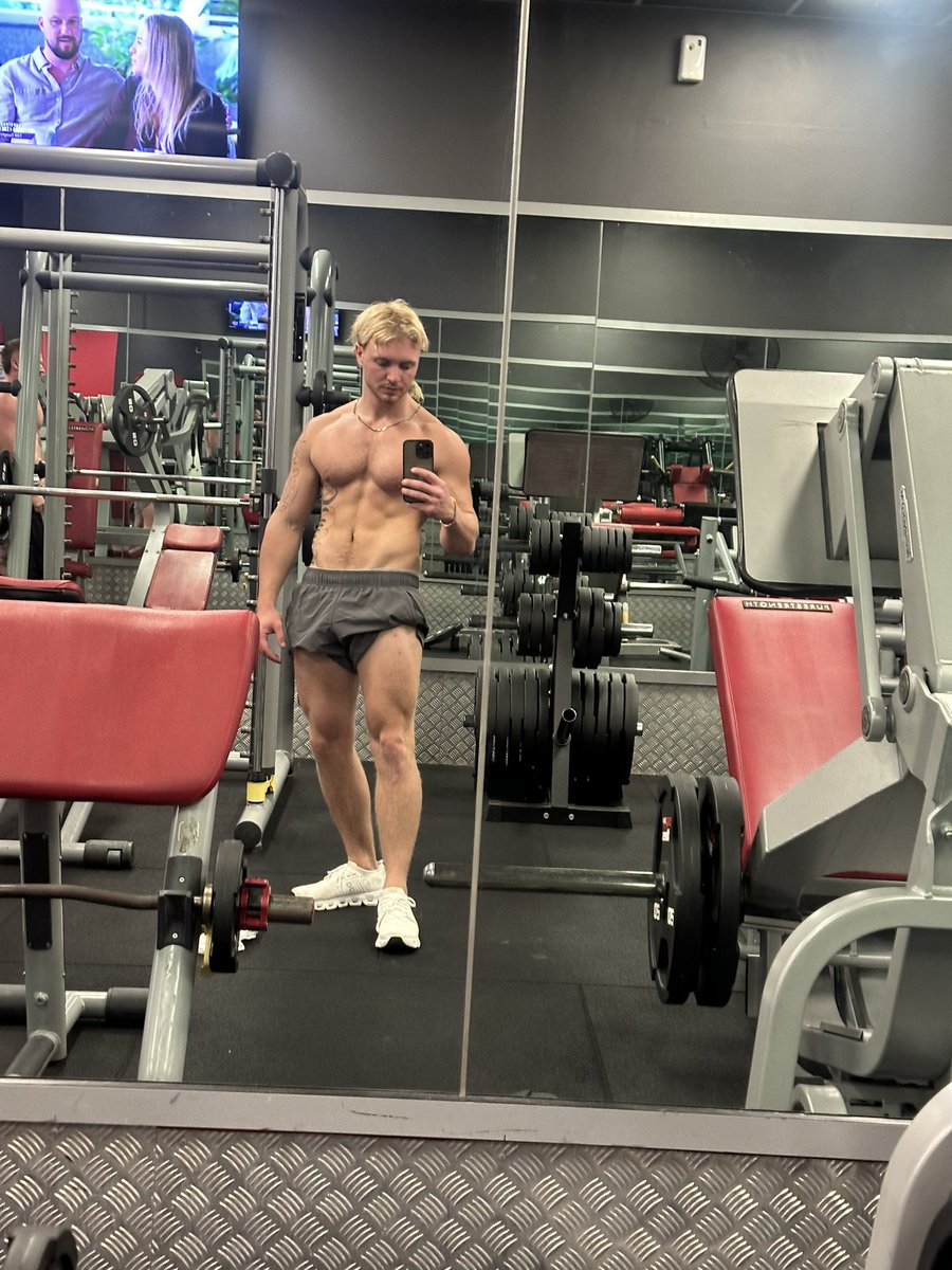 AlphaJohn22's tweet photo. Hot sweaty leg session 
Get on your knees tongue out 😛 

#alpha #findom #cashmaster #cashpig https://t.co/r6oJY3xvsw