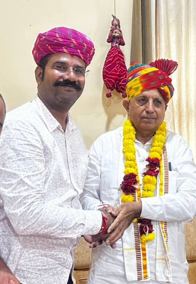 gssjalore's tweet image. आज जालोर सर्किट हाउस में माननीय श्री भागीरथ जी चौधरी का (कृषि राज्य मंत्री, भारत सरकार) राजस्थानी साफा पहनाकर हार्दिक स्वागत करने का सौभाग्य प्राप्त हुआ। 
#gssjalore