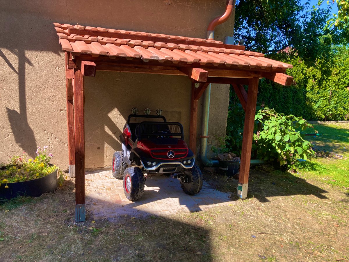 Tak jsem podlehl tlaku a pořídil jsem elektro Mercedes. Zatim těžký zklamání - dojezd tak do večerky a zpět, u Superchargeru zapojit nešel. Ale aspoň děti jsou z něj nadšené a odmítají vystoupit. 🔋⚡️🚗