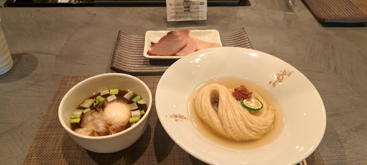 zack5155's tweet photo. 麺亭 英@大泉学園
昆布水に浸っているタイプのつけ麺は初体験。トロトロの昆布水がよく絡んだ麺と、鶏(かな？)がよく効いたつけ汁が合わさりとても美味しかった。麺自体もとても美味。おすすめのスープ割をすると、今度は貝の風味によって一気に雰囲気が変わる。今後提供予定のラーメンも期待大だ。 https://t.co/qoNrYOI58n