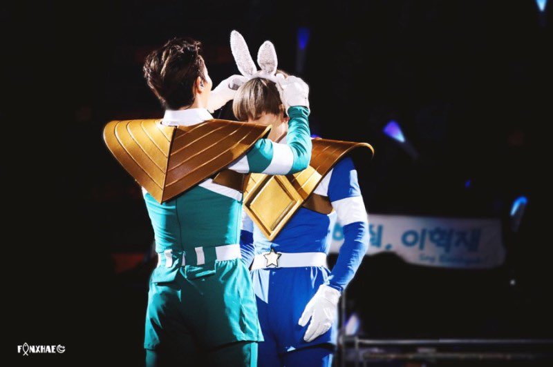 haeeun_'s tweet photo. 토끼 머리띠 씌워주는 호랑님 찾앗다 ㅎ https://t.co/f1b5NHRyZr