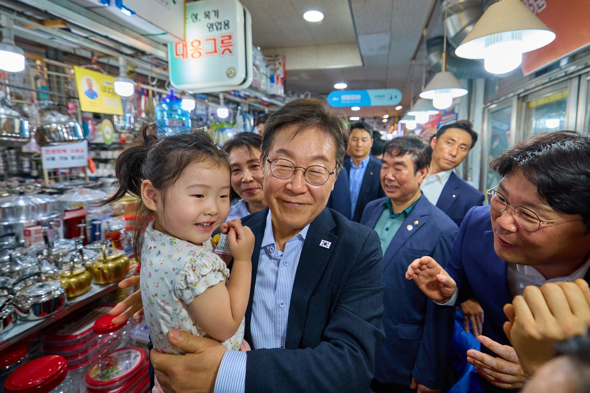 오늘 은평 연서시장을 찾아 시민분들의 푸근한 미소, 전통시장의 넉넉한 인심을 가득 담아 왔습니다.

무엇보다 민생회복 소비 쿠폰 덕분에 매출이 오르고 시장 곳곳에 활력이 돌고 있다는 말씀을 들으니 참 반가웠습니다.

골목이 살아야 경제가 삽니다.
침체된 골목상권에 온기를 불어넣을 수