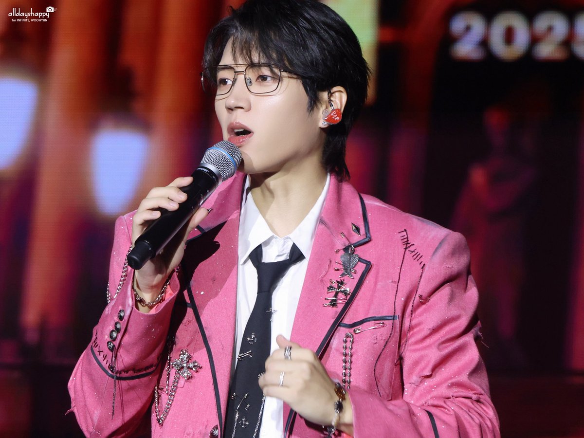 alldayshappy1's tweet image. 250817 식목일5 DAY2, Tree High School, 나무高 🌳

핑크자켓에 오브제 엄청 달고 있어도… 우현이 얼굴에 제일 화려햐

#남우현 #NAMWOOHYUN #인피니트 #INFINITE #NWH_5TH_SOLO_CONCERT
#식목일5 #TREE_HIGH_SCHOOL #나무高 #나무고등학교