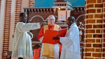 Ikiriho (@ikiriho) on Twitter photo #Burundi🇧🇮-🇻🇦#Vaticano| #Assomption2025
🔴#Mugera: une basilique dans un lieu chargé d'histoire
L'église paroissiale Saint-Antoine de Padoue a été élevée au rang de basilique mineure par le Pape Léon XIV à la suite d'une demande du Président burundais
<a href="/GeneralNeva/">SE Evariste Ndayishimiye</a>.
Mais, #Burundi🇧🇮-🇻🇦#Vaticano| #Assomption2025
🔴#Mugera: une basilique dans un lieu chargé d'histoire
L'église paroissiale Saint-Antoine de Padoue a été élevée au rang de basilique mineure par le Pape Léon XIV à la suite d'une demande du Président burundais
<a href="/GeneralNeva/">SE Evariste Ndayishimiye</a>.
Mais,