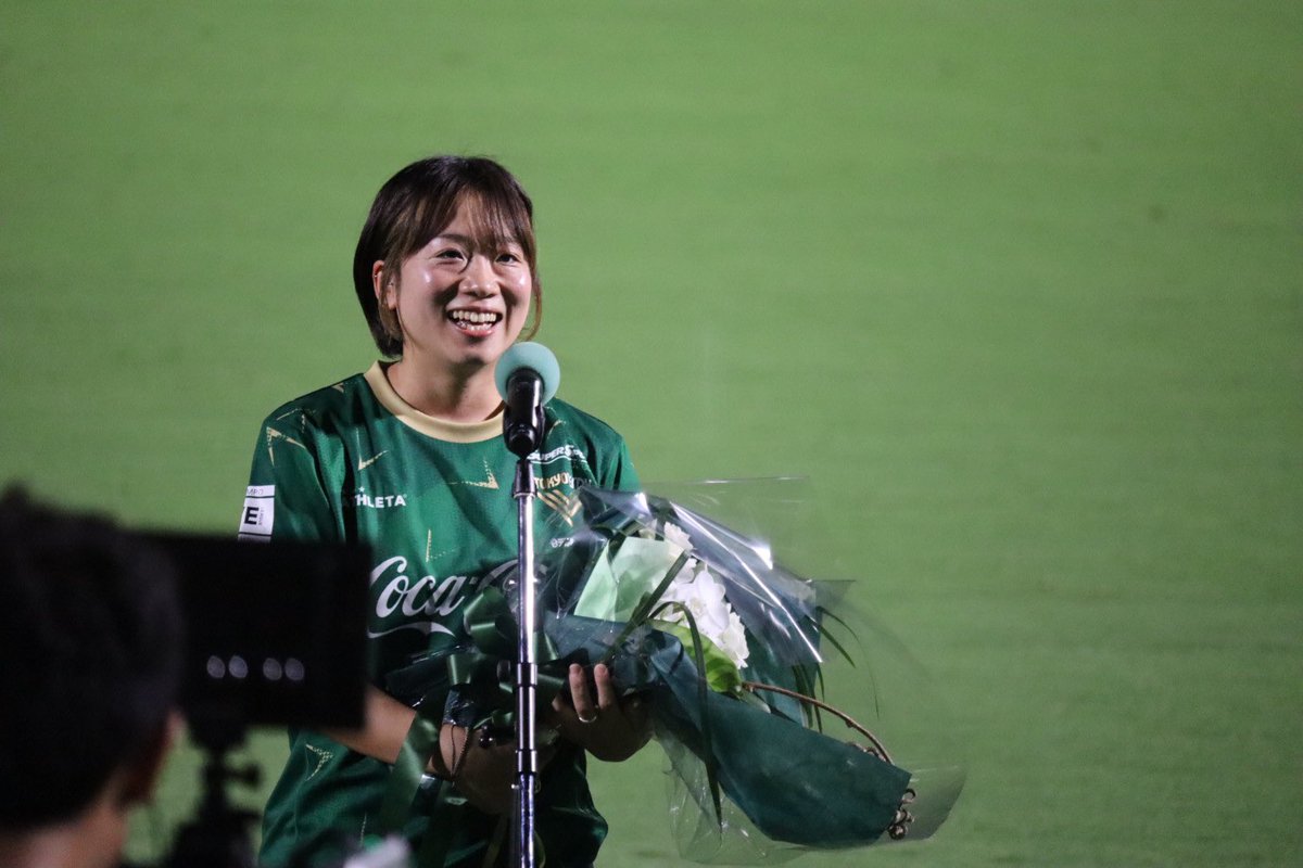ngsmghn's tweet photo. 小林海青さんの引退セレモニー💐見届けてきました😭うるうるしちゃったなぁ🥹ステラ側から花束を贈呈することになりプレゼンターをやらせてもらいました😭本当にありがとうございました！色紙のメッセージにご協力してくださった皆様にも感謝しております🙇‍♀️@umiao_17 
#ノジマステラ #beleza #小林海青 https://t.co/bzgVbzTu0G
