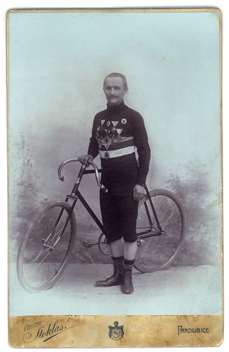 VlastimilWeiner's tweet image. Vincenc Chomrák (1871-1935) z @Pardubice byl skvělý cyklista. Dojel do Paříže i do Bruselu. Prodával motocykly, auta, vedl autoškolu. Před 120 lety, v polovině 8/1905, podnikl jizdu autem z Pardubic do Berlína (za 1,5 dne).Zapsali ho za to do kroniky města. Zdroj a 📷 @VPardubice