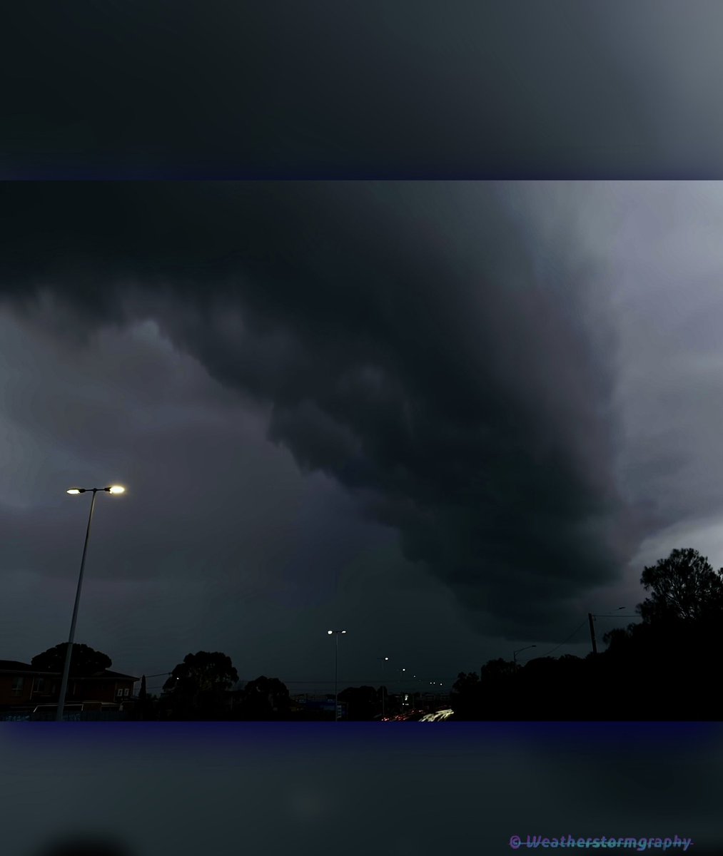 weathergraphy's tweet photo. 3/ Angry teasing ominous Shelf roll cloud with suspicious bits under the base right across the SW, Sth, SE &amp; then West - on Friday, Aug 15 
.
@MagpieMetalcore @mareetimms @po1983 @Hailmo @The_FishmanAU #shelfcloud #rollcloud #Melbourneweather #Melbourne
More⬇️ https://t.co/T6VTezEYd9