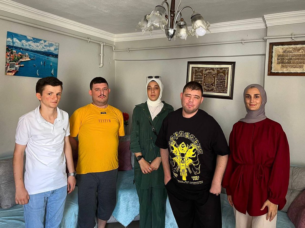 akgencesenler's tweet photo. Sosyal Politikalar Birimimiz, her hafta olduğu gibi bu hafta da engelli kardeşlerimizin hanelerine misafir oldu. 

Yanlarında olduğumuzu hissettirmek, bir tebessümlerine vesile olmak bizim için en büyük mutluluk. 

Çünkü biz biliyoruz ki paylaştıkça çoğalır, dayanıştıkça güçleniriz.
