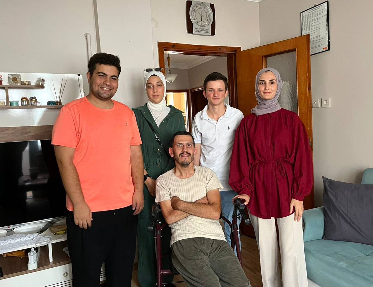 akgencesenler's tweet photo. Sosyal Politikalar Birimimiz, her hafta olduğu gibi bu hafta da engelli kardeşlerimizin hanelerine misafir oldu. 

Yanlarında olduğumuzu hissettirmek, bir tebessümlerine vesile olmak bizim için en büyük mutluluk. 

Çünkü biz biliyoruz ki paylaştıkça çoğalır, dayanıştıkça güçleniriz.