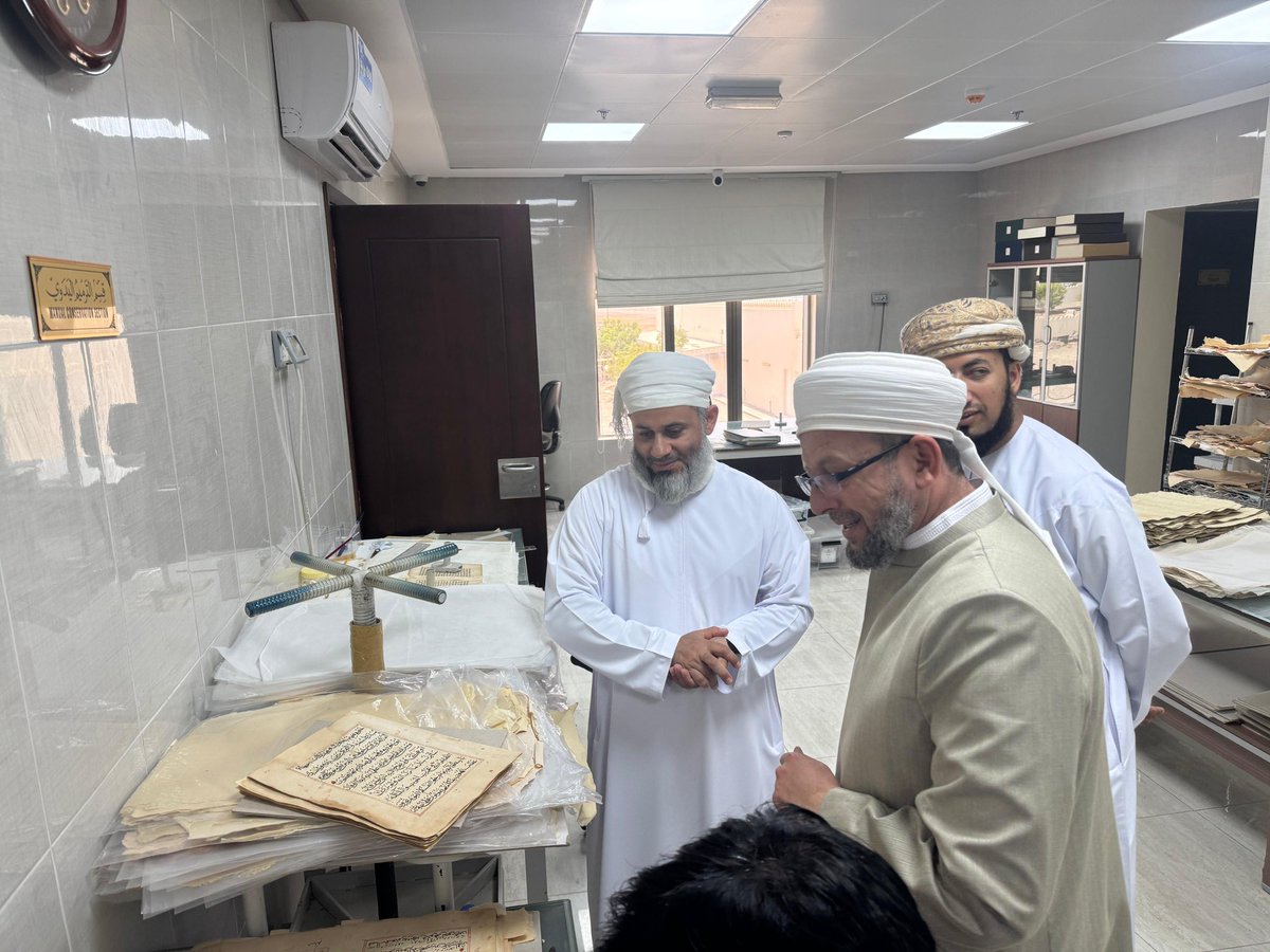 FATEHON's tweet photo. #مركز_ذاكرة_عمان
تشرفنا بزيارة الصرح العلمي والحضاري ( مركز ذاكرة عمان )وحظينا بلقاء الإخوة الكرام القائمين عليه ، وسررنا بجولة طويلة في أروقته حصبة الأستاذ المحقق العلامة الشيخ سلطان الشيباني - وفقه الله تعالى - والسادة الإداريين والشباب العاملين في المركز. https://t.co/hvMA8iGSY8