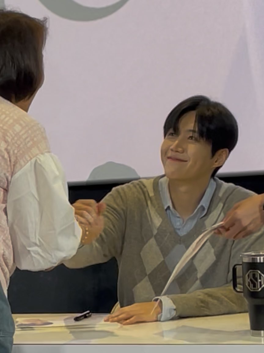 Laphis_m's tweet photo. Our conversation 🥰
KK : Sawasdee Ka (พร้อมไหว้)
Pi Seon : Sawasdee krub (ไหว้กลับ)
KK : I went to see the doctor in the morning because my heart hurts. I also had an X-Ray.
Pi Seon : X-Ray? (1st photo)
KK : But the doctor said he found only you. 🤣
Pi Seon : (Laughing) 🤣 (2nd photo)
KK : Pi Seon, I’ll always support you.
Pi Seon : Thank you. Always? Yaksok? (And give me a hand to make a yaksok sign) 🫰🏻(3rd photo)
KK : (ยื่นมือไปรอ Shake hand) Will you go to Thailand again?
Pi Seon : Ya.
(Shaking hand)
KK : Rak na ka (4th photo)
Pi Seon : Rak na. Rak na habbbb. 🥰

ไปเล่นมุก 5 บาท 10 บาทกับพิซอนมาค่า ดีใจที่พิขำ 55555 สัญญากันแล้วว่าจะ Always support เค้า แบบนี้จะหนีไปไหนได้ รักนะฮ้าบพิซอน 🫰🏻

ขอบคุณคลิปจากน้องๆ เพื่อนๆทุกคนเลยค่า ไปถึงคนที่ 5 แต่จับฉลากได้นั่งที่ 78 จาก 80 ถ่ายใครไม่ค่อยได้เลย ไกลลิบบบบบ
🤭

Thank you to @imele_korea for organizing a very special and memorable event.