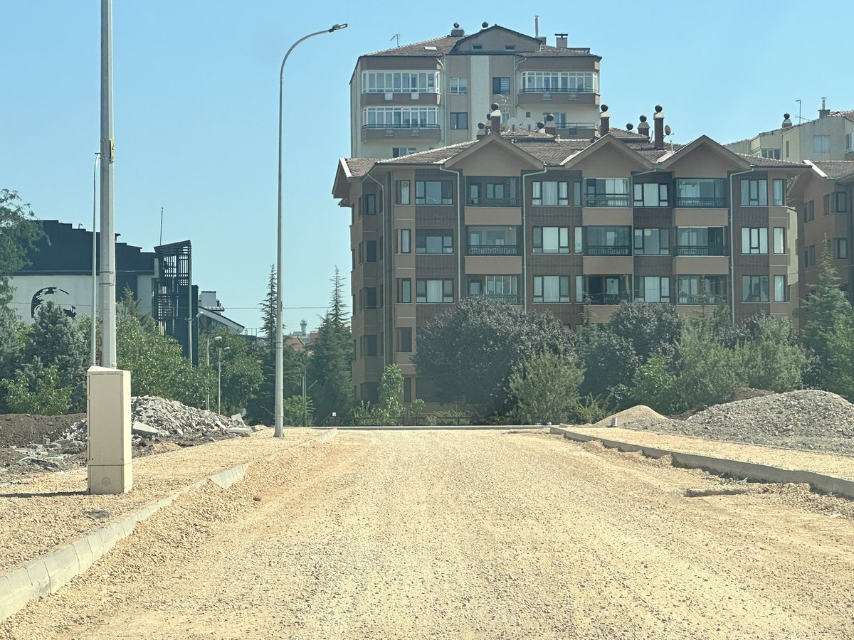 EnginVural26's tweet photo. “Afiş şahane, asfalt bahane!”

Odunpazarı Belediyesi, yaklaşık üç ay önce Kızılyer’e kocaman bir afiş astı: “Asfalt zamanı.” Vatandaş da sevindi, “nihayet yollar yapılacak yeter ki SABRIN SONU HİZMET OLSUN AFİŞ DEĞİL” dedi. Ama aradan üç ay geçti, asfalt hâlâ kayıp! Meğer asfaltın zamanı hiç gelmeyecekmiş…

Demek ki Odunpazarı Belediyesi’nde işleyiş şöyle:
•Afiş hazır → ✅
•Reklam tamam → ✅
•Asfalt? → ❌

Buradan açıkça söylüyoruz:
“Hadi bizim yaptığımız hizmetleri sizin hayal dünyanız almıyor diyelim… Ama 3-5 sokak asfaltını bile beceremiyorsanız, hiç uğraşmayın; gidin kendi partinizin Büyükşehir Belediye Başkanı Ayşe Ünlüce’ye danışın. O size asfaltın nasıl döküldüğünü tek tek anlatsın. Gerekirse size uygulamalı ders de verir!”

Çünkü ortada çok basit bir gerçek var: yaklaşık 1,5 yıllık başkan Sn. Ayşe Ünlüce son 2-3 ayda 5-10 caddeyi asfaltla buluşturdu, 12 yıllık Kazım Kurt 3-5 sokağı bile yapamadı.

Odunpazarı halkı artık afiş değil, asfalt görmek istiyor. Çünkü milletin gözü yolun üzerinde, kafası afişte değil!