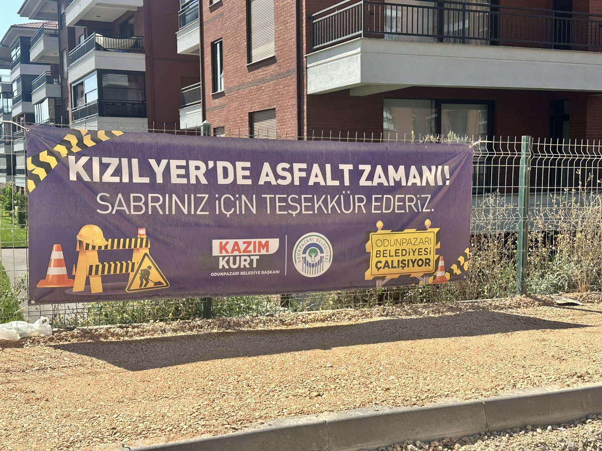 EnginVural26's tweet photo. “Afiş şahane, asfalt bahane!”

Odunpazarı Belediyesi, yaklaşık üç ay önce Kızılyer’e kocaman bir afiş astı: “Asfalt zamanı.” Vatandaş da sevindi, “nihayet yollar yapılacak yeter ki SABRIN SONU HİZMET OLSUN AFİŞ DEĞİL” dedi. Ama aradan üç ay geçti, asfalt hâlâ kayıp! Meğer asfaltın zamanı hiç gelmeyecekmiş…

Demek ki Odunpazarı Belediyesi’nde işleyiş şöyle:
•Afiş hazır → ✅
•Reklam tamam → ✅
•Asfalt? → ❌

Buradan açıkça söylüyoruz:
“Hadi bizim yaptığımız hizmetleri sizin hayal dünyanız almıyor diyelim… Ama 3-5 sokak asfaltını bile beceremiyorsanız, hiç uğraşmayın; gidin kendi partinizin Büyükşehir Belediye Başkanı Ayşe Ünlüce’ye danışın. O size asfaltın nasıl döküldüğünü tek tek anlatsın. Gerekirse size uygulamalı ders de verir!”

Çünkü ortada çok basit bir gerçek var: yaklaşık 1,5 yıllık başkan Sn. Ayşe Ünlüce son 2-3 ayda 5-10 caddeyi asfaltla buluşturdu, 12 yıllık Kazım Kurt 3-5 sokağı bile yapamadı.

Odunpazarı halkı artık afiş değil, asfalt görmek istiyor. Çünkü milletin gözü yolun üzerinde, kafası afişte değil!