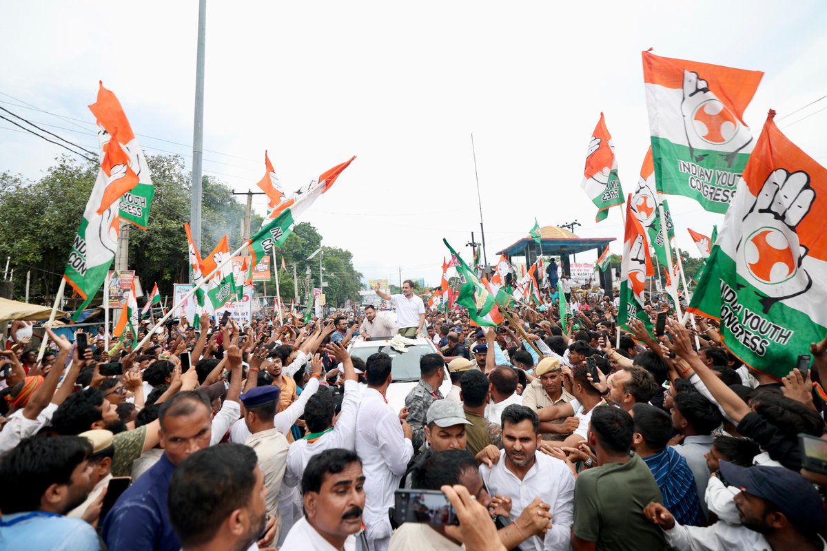 INCIndia's tweet photo. वोटर अधिकार यात्रा 

BJP और चुनाव आयोग ने मिलकर जनता के वोट चुराने की साजिश की है। 

इसलिए हमने ठाना है- वोट चोरी नहीं होने देंगे। 

ये उमड़ाता हुजूम बता रहा है कि वोट चोरी के खिलाफ इस लड़ाई में जनता हमारे साथ है।

📍 सासाराम, बिहार