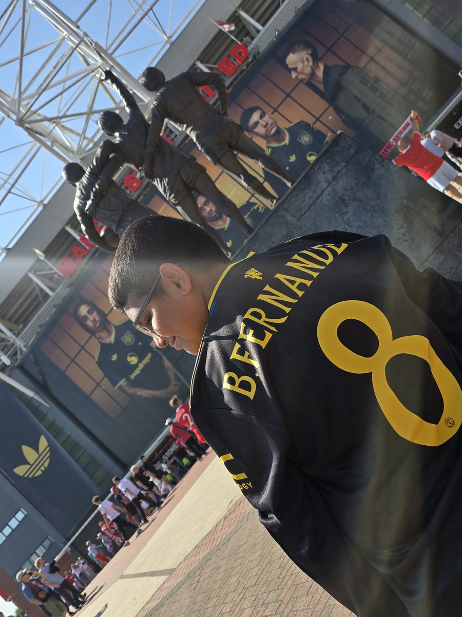 Benjamin Brazil (@bennymufc) on Twitter photo Zayden with his new United 3rd kit. With <a href="/B_Fernandes8/">Bruno Fernandes</a> on the back. For me has to be the best United kit in a very long time #MUFC #MUNARS #PremierLeague #OldTrafford #ManchesterUnited #ManUtd #Zayden #MatchDay #Football #UnitedVsArsenal #TheatreOfDreams #AmorimsRedAndWhiteArmy Zayden with his new United 3rd kit. With <a href="/B_Fernandes8/">Bruno Fernandes</a> on the back. For me has to be the best United kit in a very long time #MUFC #MUNARS #PremierLeague #OldTrafford #ManchesterUnited #ManUtd #Zayden #MatchDay #Football #UnitedVsArsenal #TheatreOfDreams #AmorimsRedAndWhiteArmy