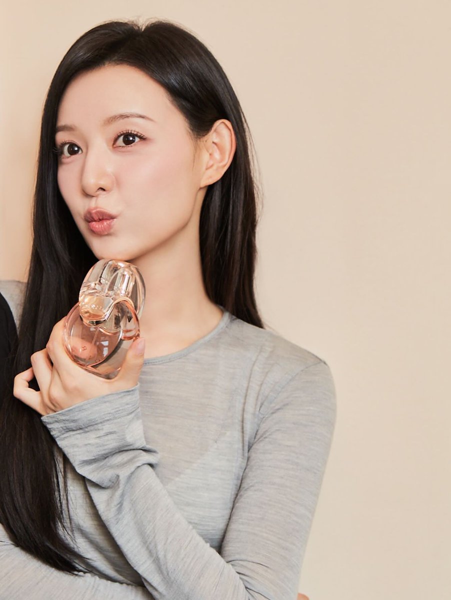 kjwbase's tweet photo. Kim Jiwon looks radiant in her new Instagram post. https://t.co/WCbrunlXDL